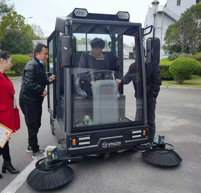 華安工業(yè)選購揚子掃地機